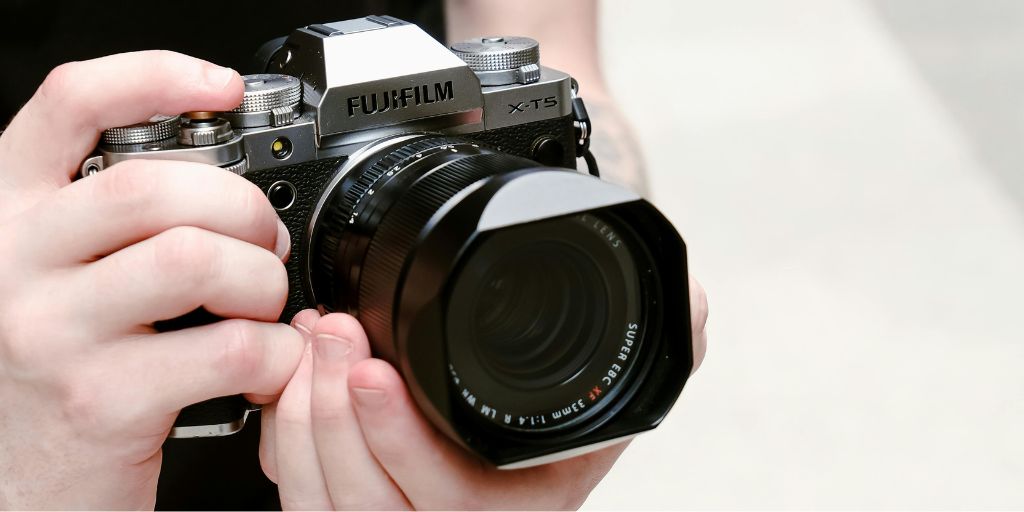 adjusting camera aperture for photography